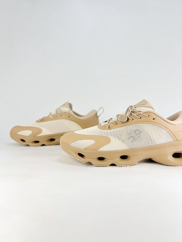 Oudsolo On Cream Sneakers