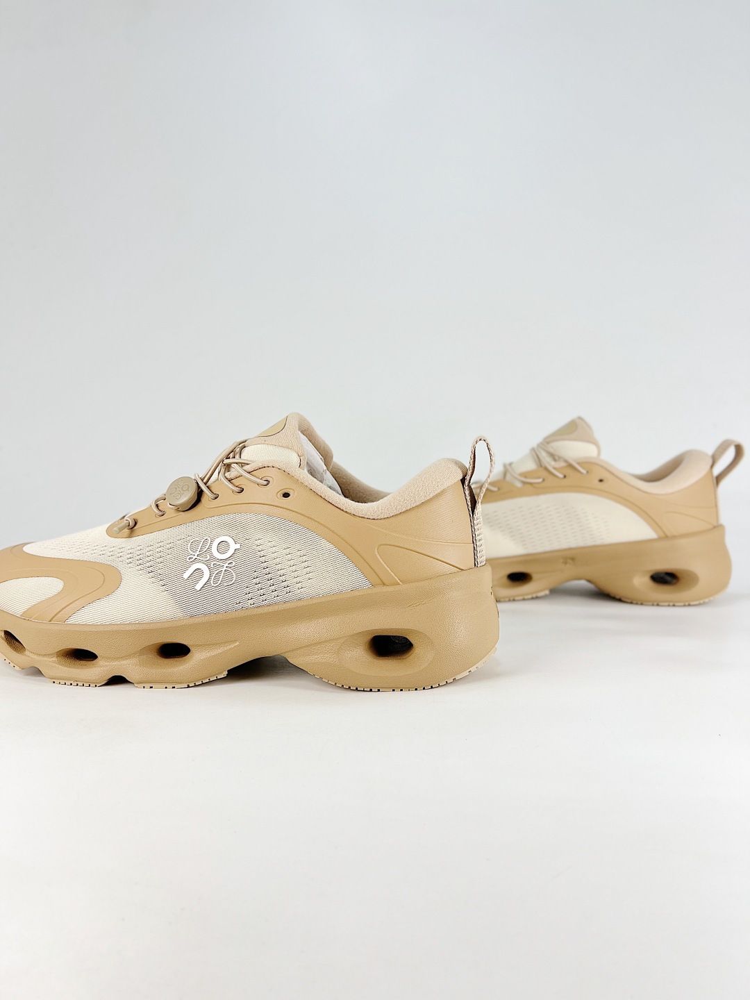 Oudsolo On Cream Sneakers