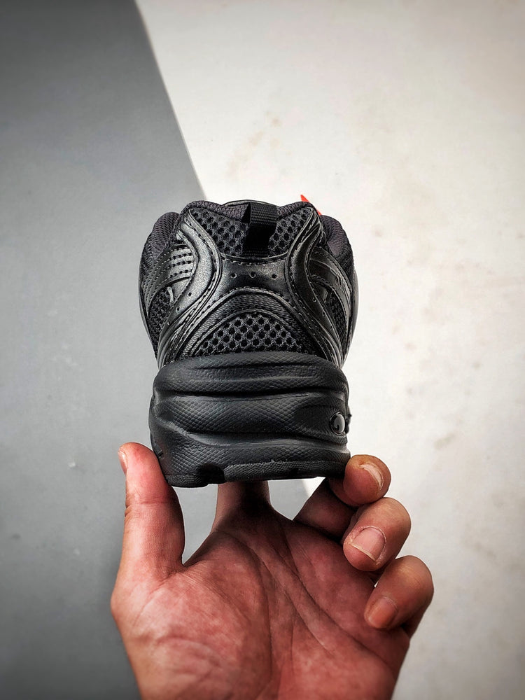 New Balance 530 Black & Silver Sneakers