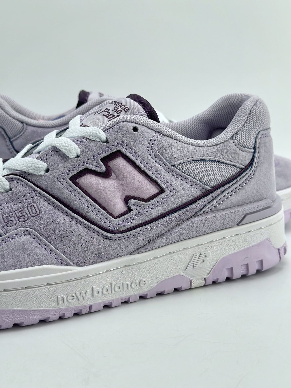 New Balance 550 in Grey & White – Retro Low-Top Court-Inspired Casual Sneakers