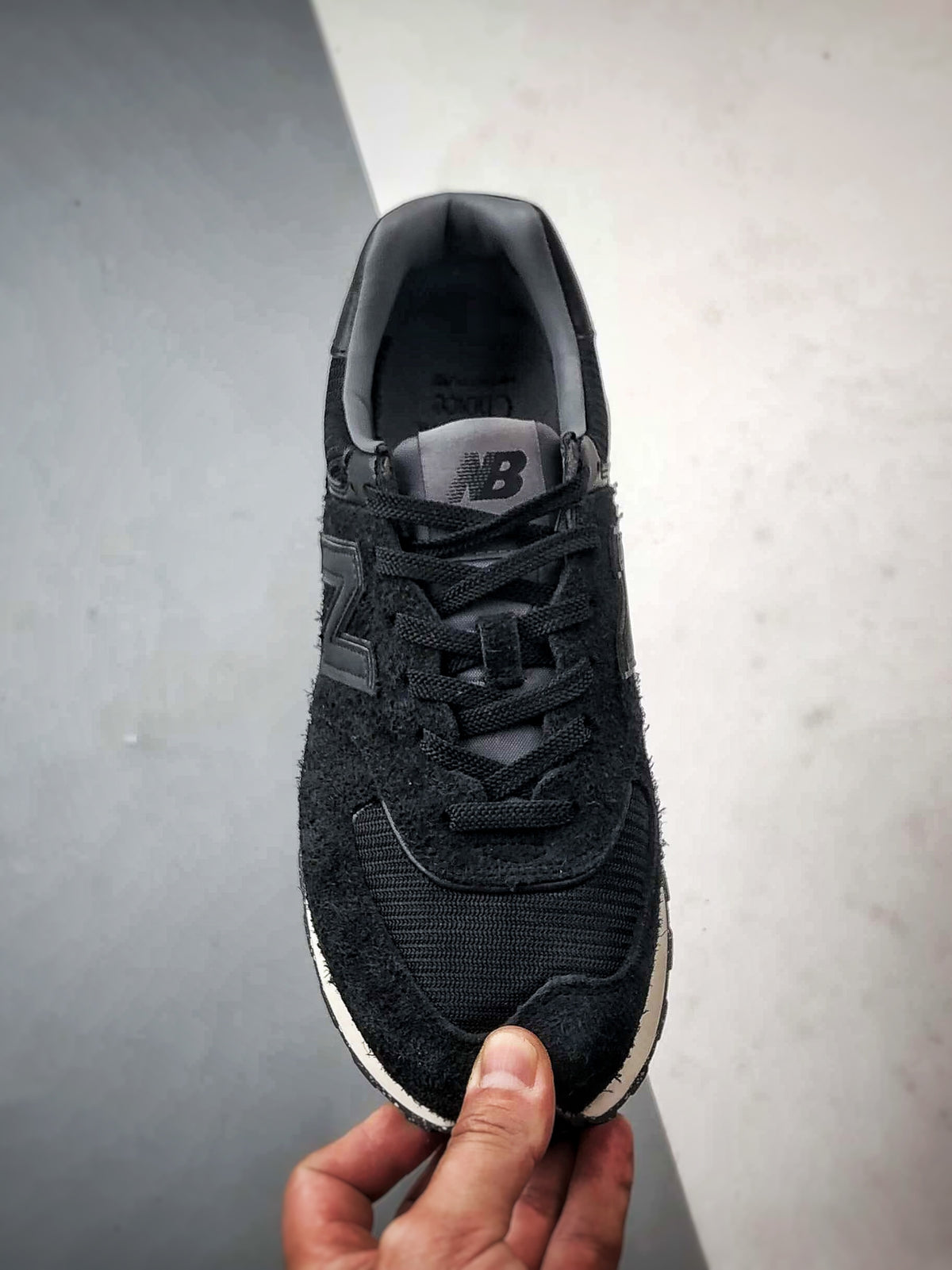 New Balance 574 in Black & Cream – Retro Low-Top Lifestyle Sneakers