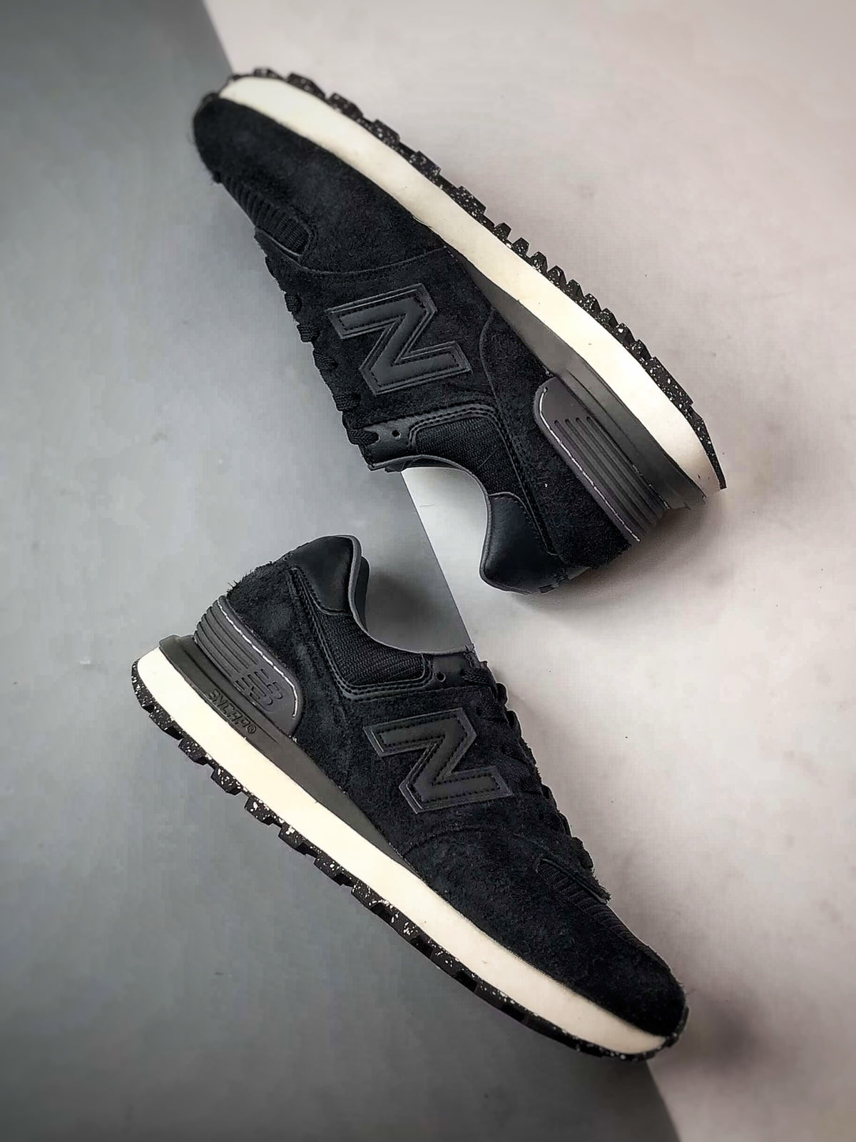 New Balance 574 in Black & Cream – Retro Low-Top Lifestyle Sneakers