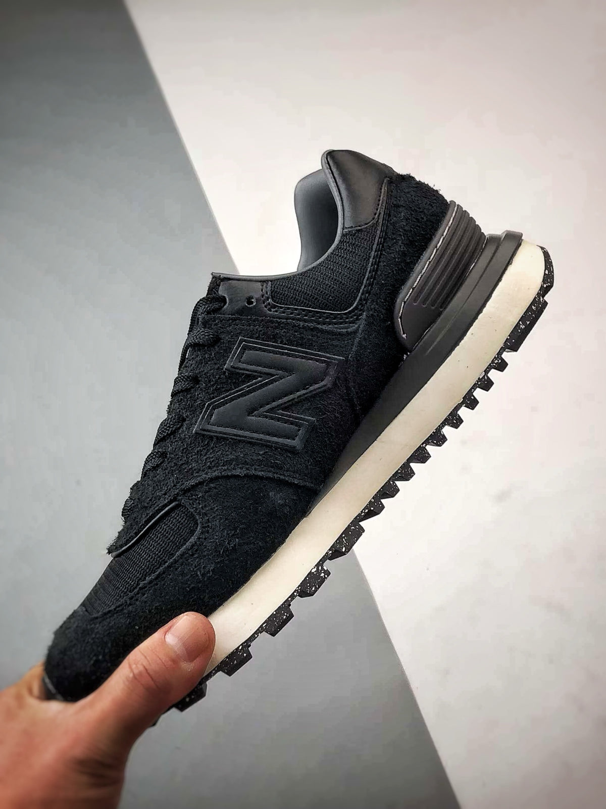 New Balance 574 in Black & Cream – Retro Low-Top Lifestyle Sneakers