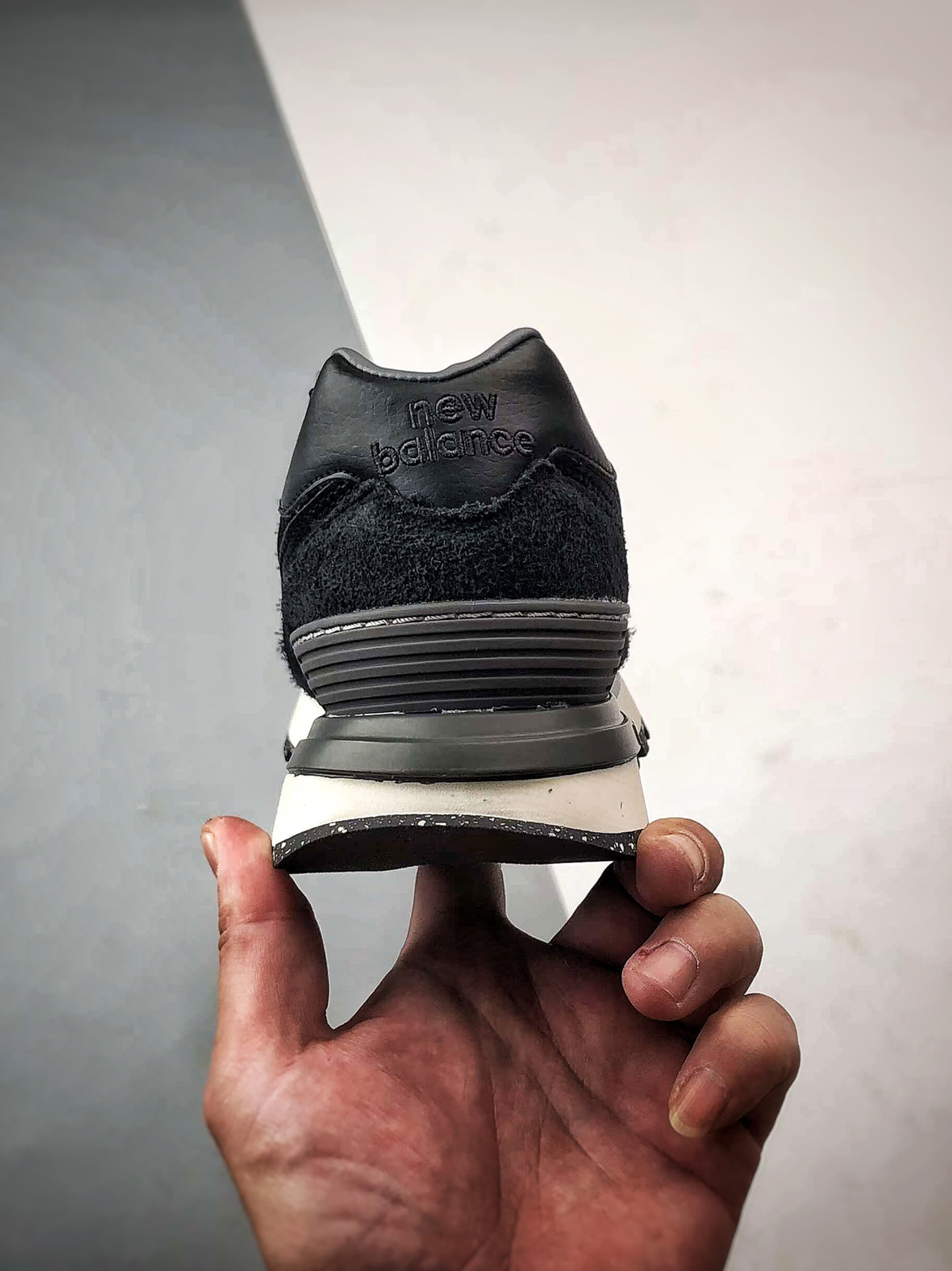 New Balance 574 in Black & Cream – Retro Low-Top Lifestyle Sneakers