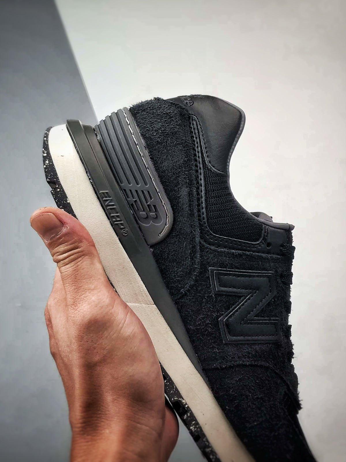 New Balance 574 in Black & Cream – Retro Low-Top Lifestyle Sneakers
