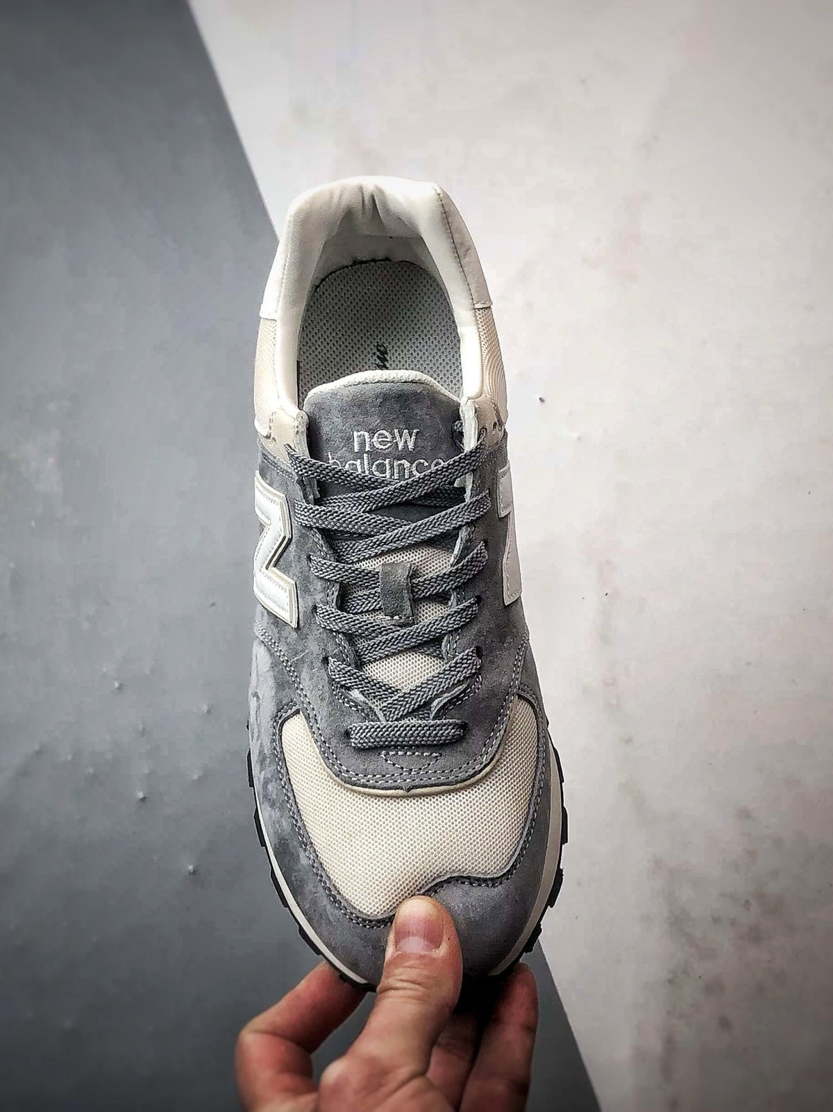 New Balance 574 in Grey & Cream – Retro Low-Top Lifestyle Sneakers