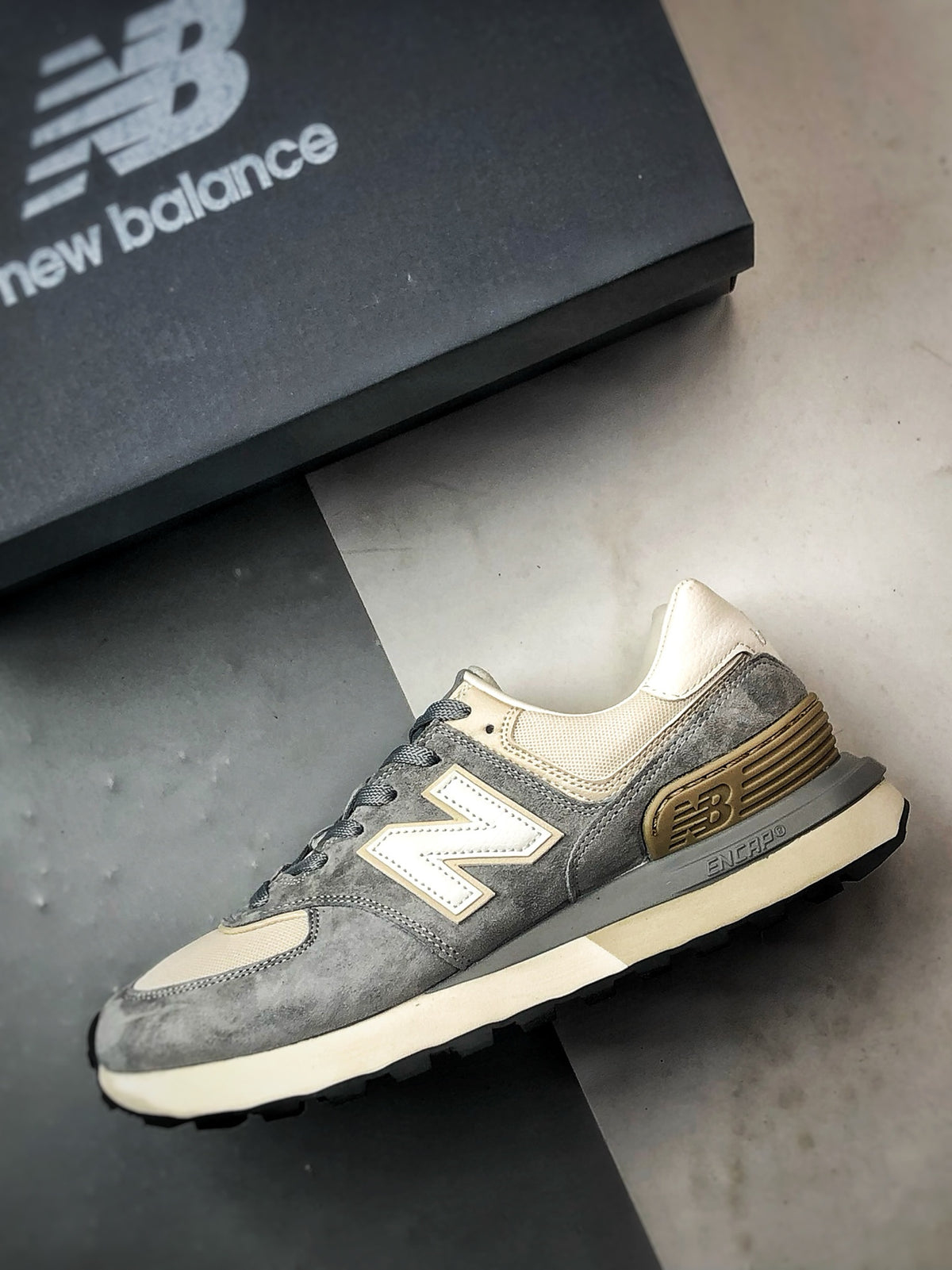 New Balance 574 in Grey & Cream – Retro Low-Top Lifestyle Sneakers