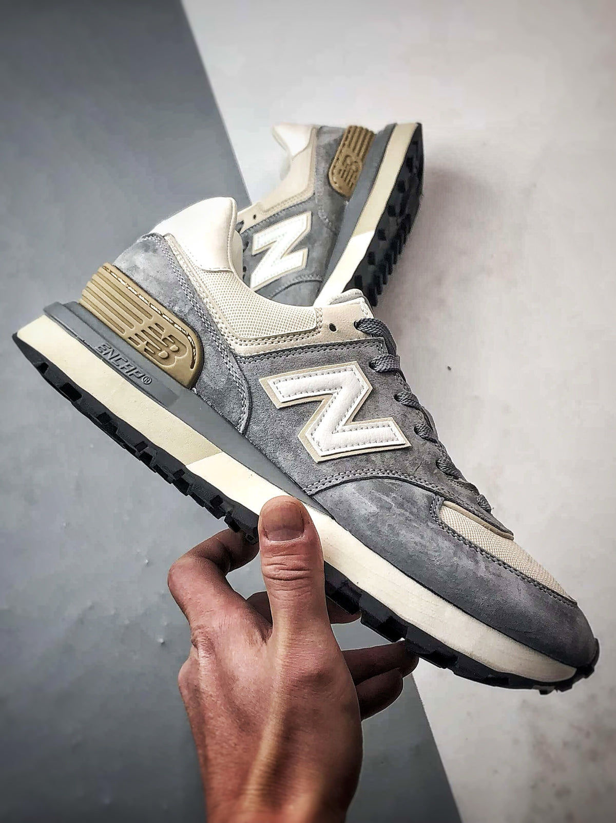 New Balance 574 in Grey & Cream – Retro Low-Top Lifestyle Sneakers