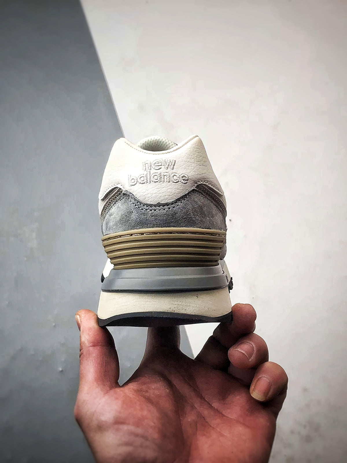 New Balance 574 in Grey & Cream – Retro Low-Top Lifestyle Sneakers