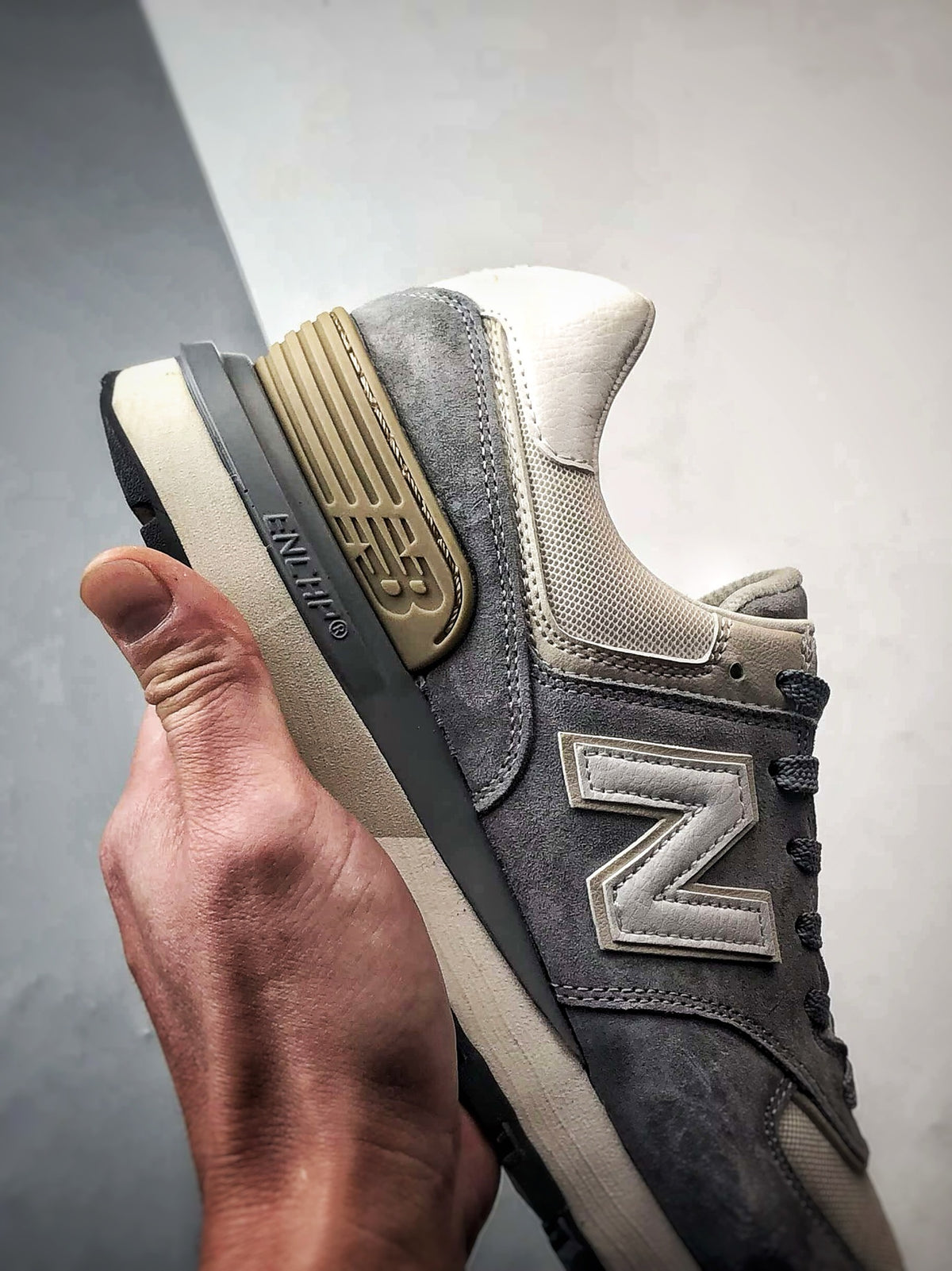 New Balance 574 in Grey & Cream – Retro Low-Top Lifestyle Sneakers