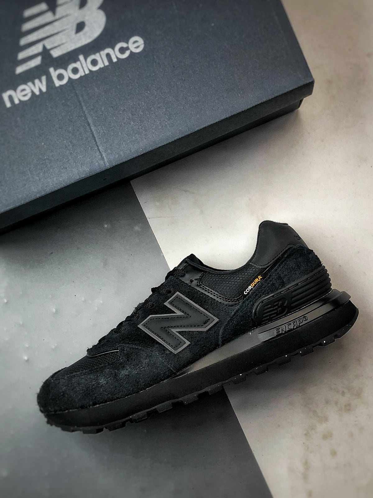 New Balance 574 in All Black – Retro Low-Top Lifestyle Sneakers