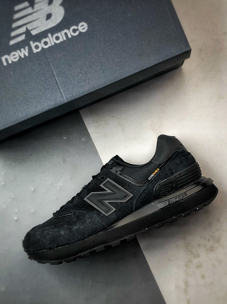 New Balance 574 in All Black – Retro Low-Top Lifestyle Sneakers