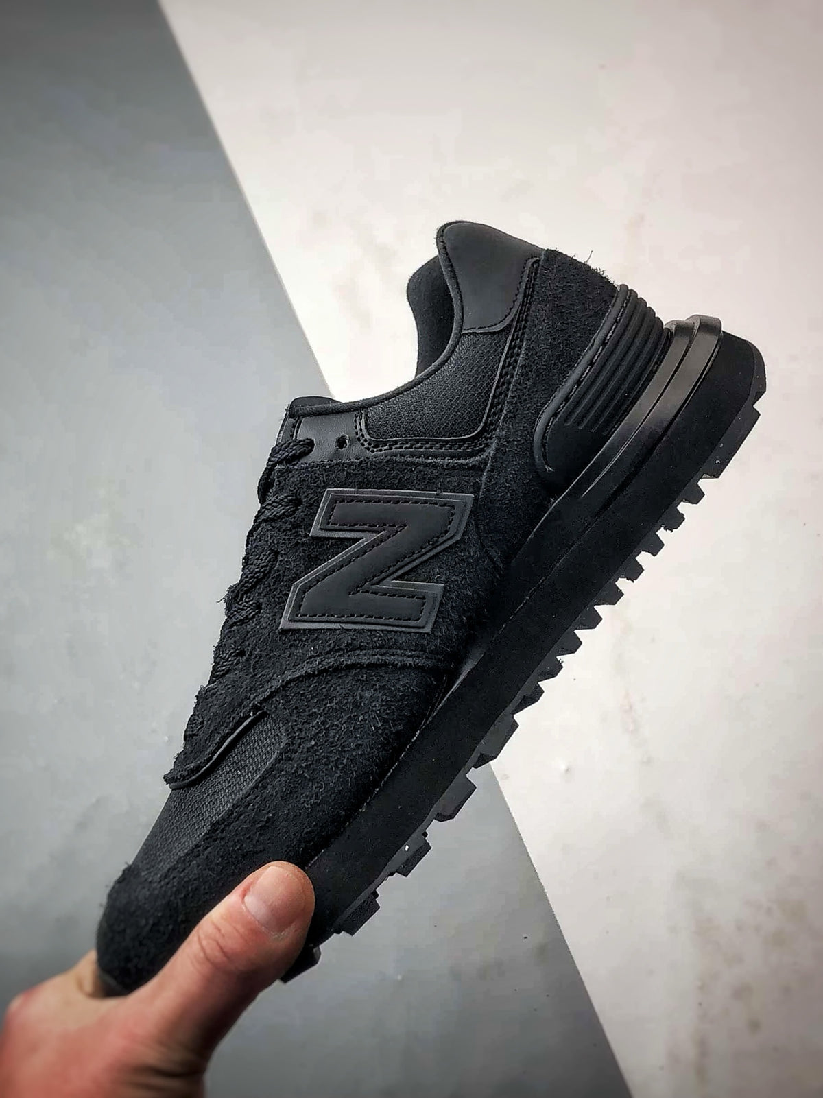 New Balance 574 in All Black – Retro Low-Top Lifestyle Sneakers