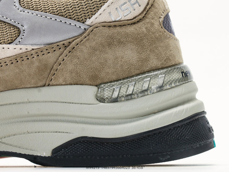 New Balance 992 in Taupe & Grey – Retro Running-Inspired Low-Top Sneakers for Casual Streetwear