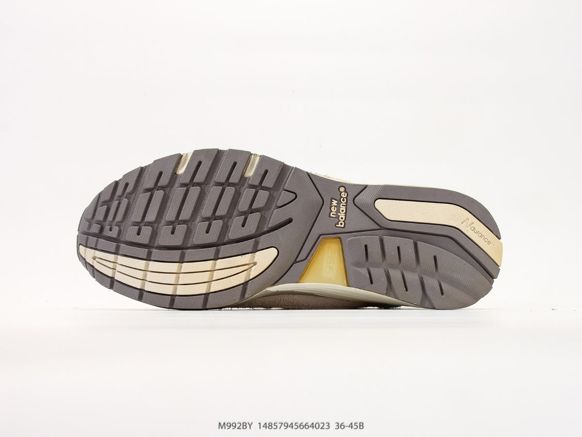 New Balance 992 in Grey & Cream – Retro Running-Inspired Low-Top Sneakers for Casual Streetwear