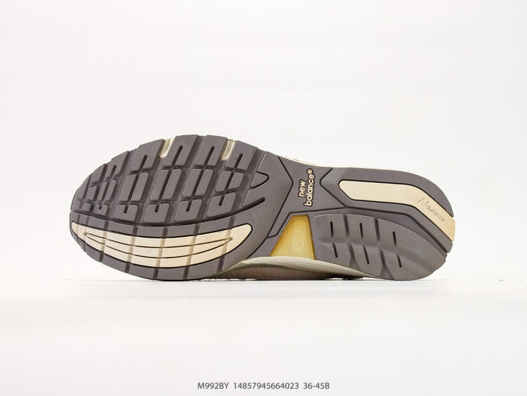 New Balance 992 in Grey & Cream – Retro Running-Inspired Low-Top Sneakers for Casual Streetwear