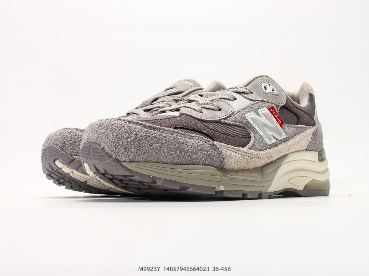 New Balance 992 in Grey & Cream – Retro Running-Inspired Low-Top Sneakers for Casual Streetwear