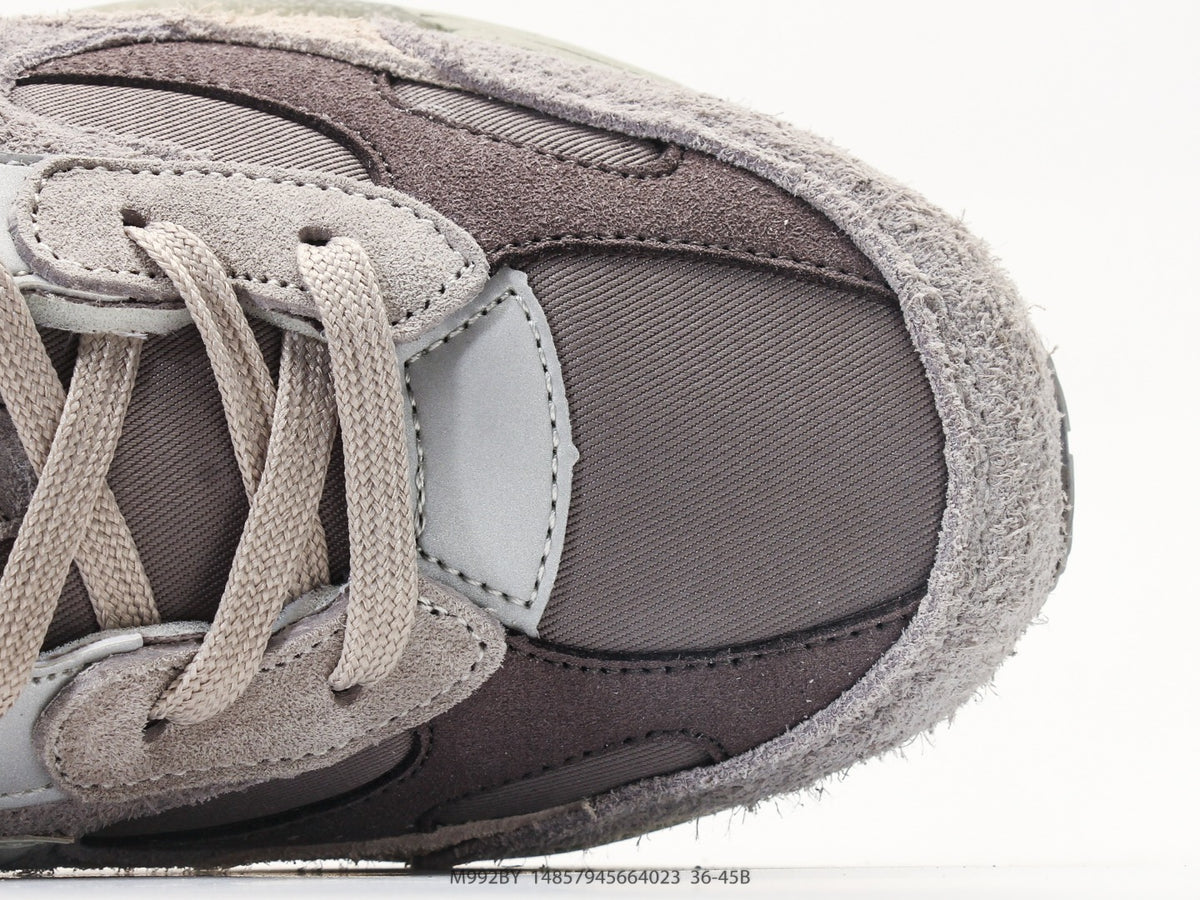 New Balance 992 in Grey & Cream – Retro Running-Inspired Low-Top Sneakers for Casual Streetwear