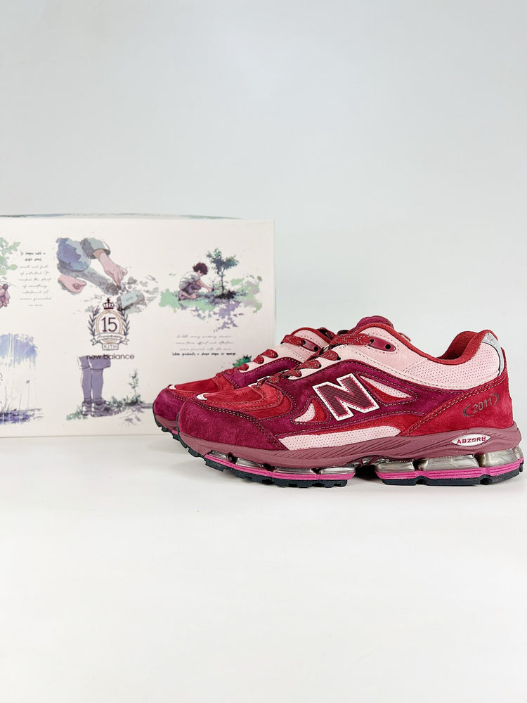New Balance 2011 in Burgundy & Cream – Retro Running-Inspired Low-Top Sneakers for Casual Streetwear