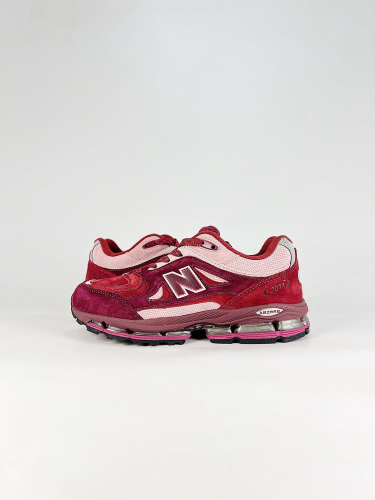 New Balance 2011 in Burgundy & Cream – Retro Running-Inspired Low-Top Sneakers for Casual Streetwear
