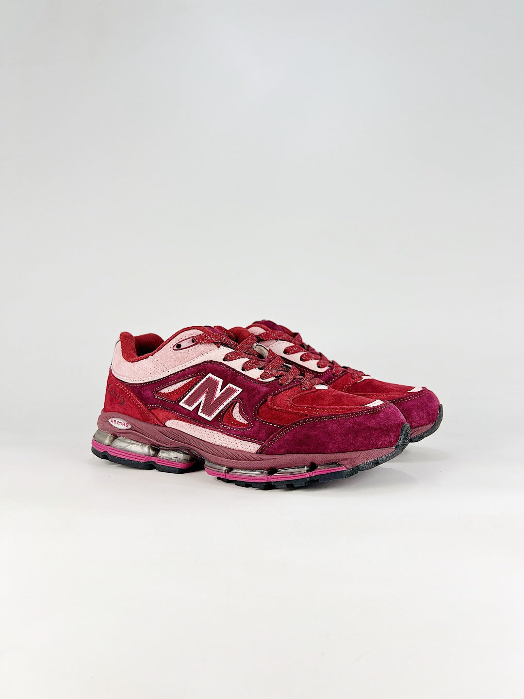 New Balance 2011 in Burgundy & Cream – Retro Running-Inspired Low-Top Sneakers for Casual Streetwear