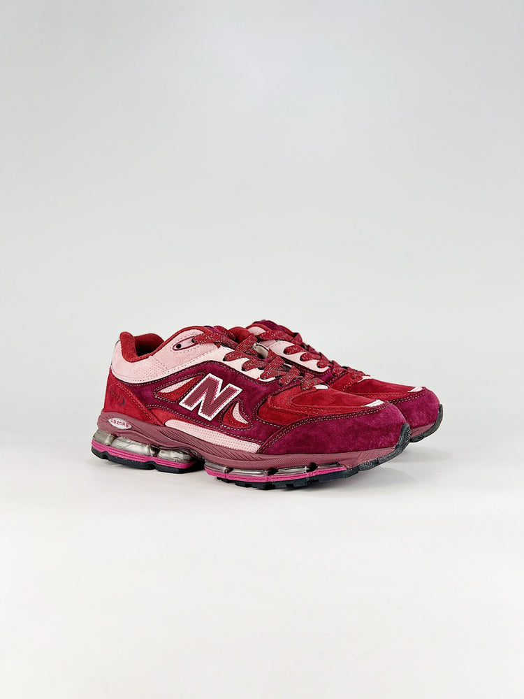 New Balance 2011 in Burgundy & Cream – Retro Running-Inspired Low-Top Sneakers for Casual Streetwear
