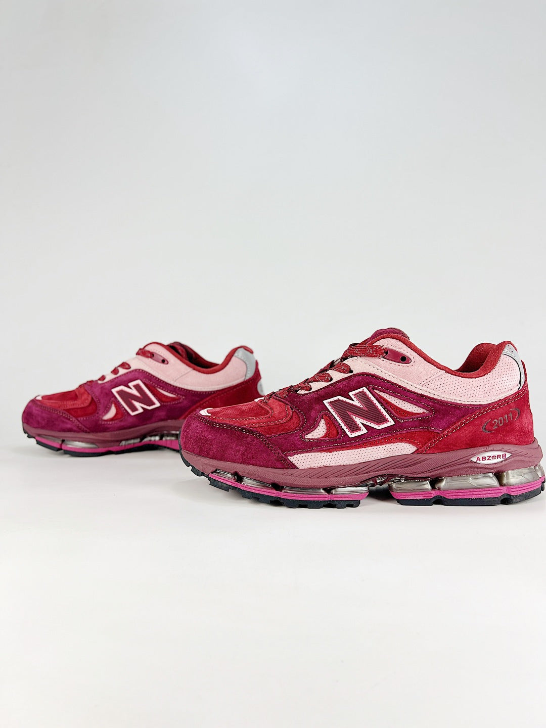 New Balance 2011 in Burgundy & Cream – Retro Running-Inspired Low-Top Sneakers for Casual Streetwear