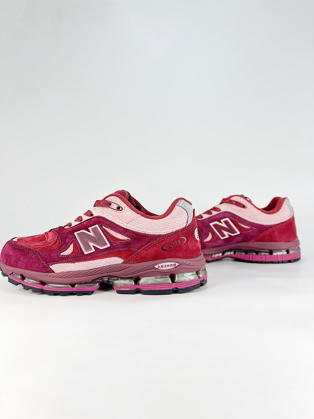 New Balance 2011 in Burgundy & Cream – Retro Running-Inspired Low-Top Sneakers for Casual Streetwear