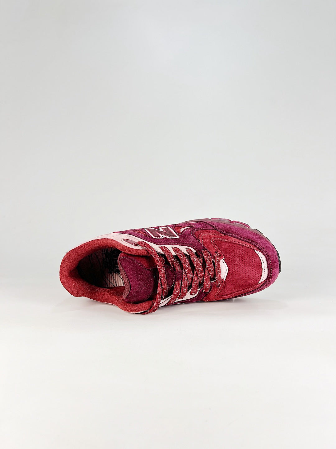 New Balance 2011 in Burgundy & Cream – Retro Running-Inspired Low-Top Sneakers for Casual Streetwear