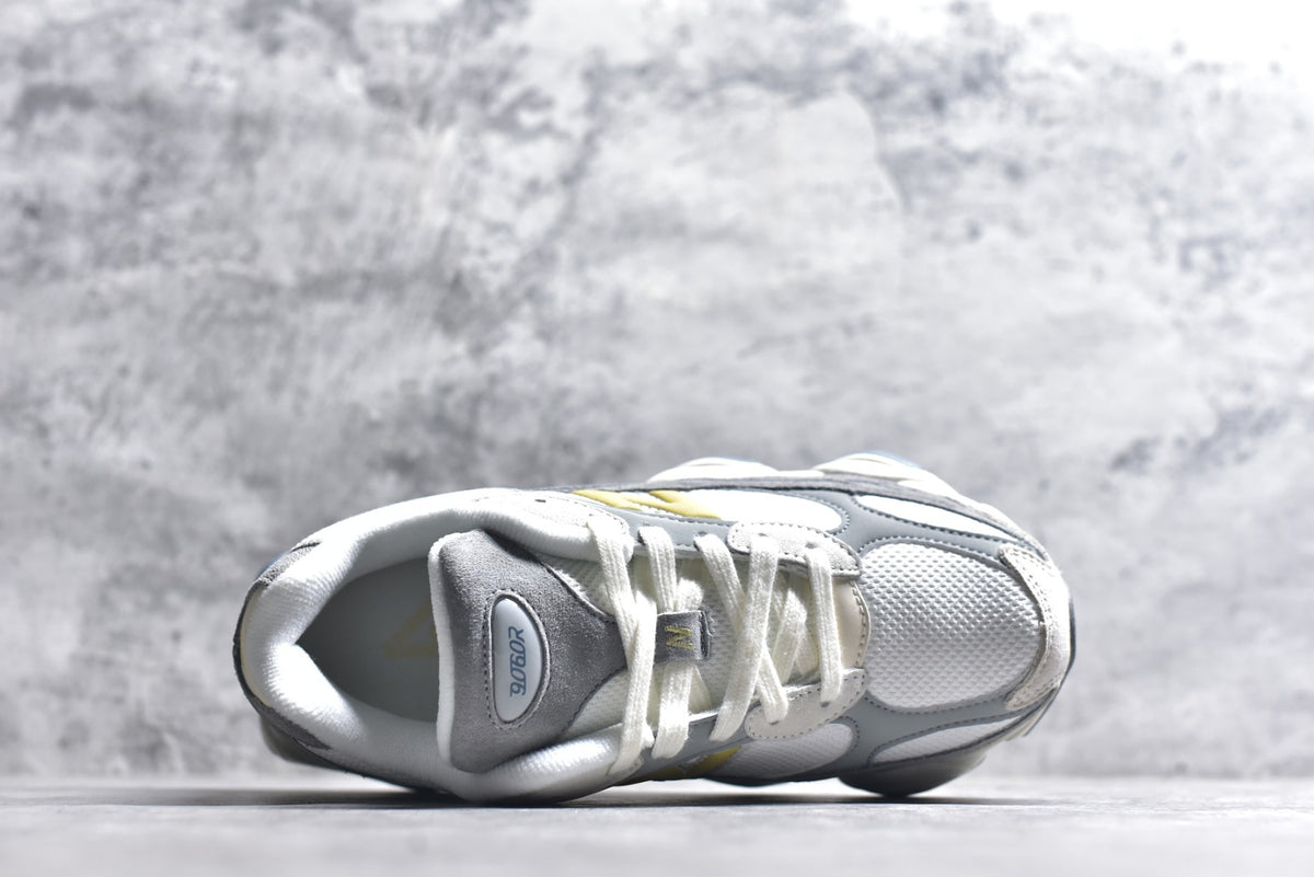New Balance 9060 in Grey & White – Retro Chunky Low-Top Sneakers for Casual Streetwear