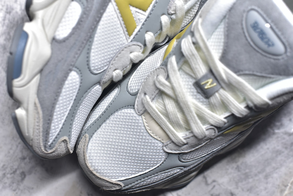 New Balance 9060 in Grey & White – Retro Chunky Low-Top Sneakers for Casual Streetwear