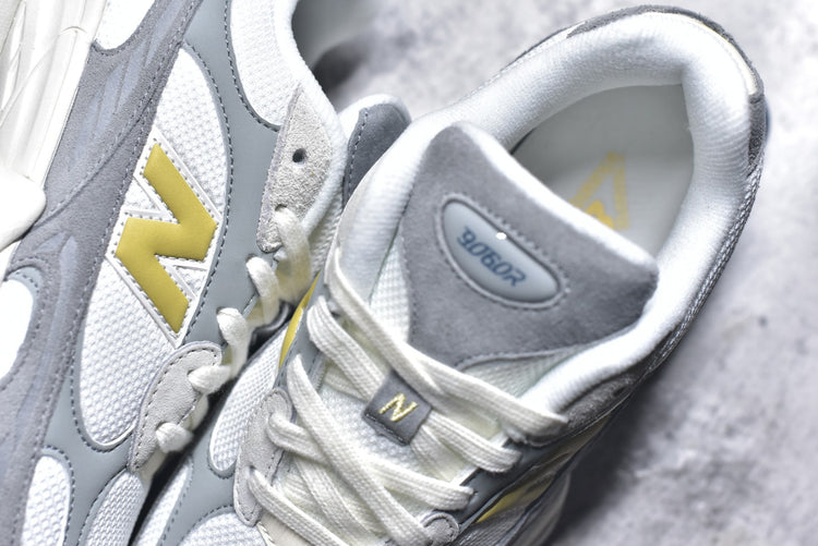 New Balance 9060 in Grey & White – Retro Chunky Low-Top Sneakers for Casual Streetwear